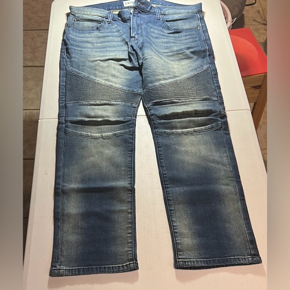 Men’s Express Blue Relaxed Jeans with Vintage-Inspired Finish